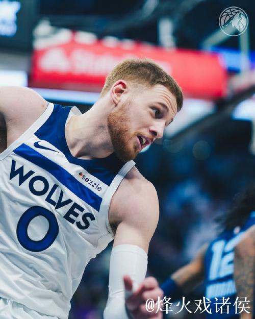 迪温琴佐11分7助攻表现抢眼,三分神准助力大胜 迪温琴佐11分7助攻表现抢眼,三分神准助力大胜